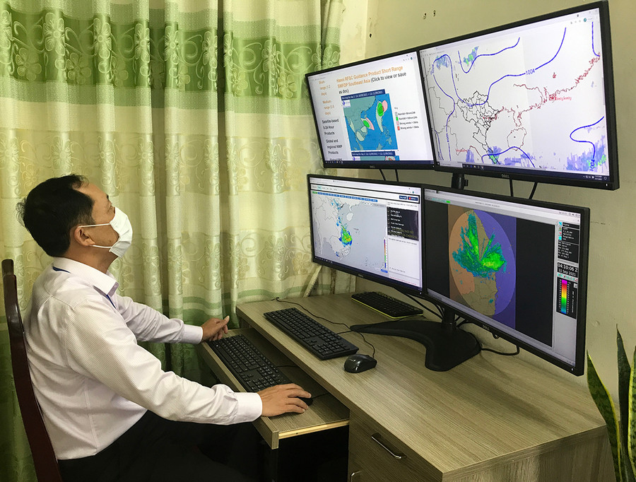 Ông Nguyễn Văn Huấn theo dõi diễn biến cơn bão số 5 qua hình ảnh trên vệ tinh. Ảnh: Nguyễn Diệp Ông Nguyễn Văn Huấn theo dõi diễn biến cơn bão số 5 qua hình ảnh truyền về. Ảnh: Nguyễn Diệp