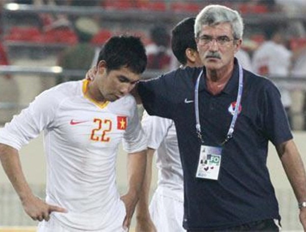 HLV Calisto an ủi Võ Hoàng Quảng sau khi thua U23 Malaysia trong trận chung kết SEA Games 2009. Ảnh: anninhthudo.vn