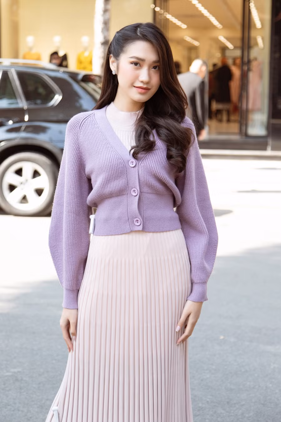Phối knit dress màu hồng pastel và áo len cardigan tím nhạt, cô gái làm 