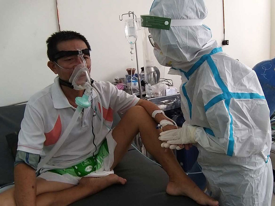 Chị Trương Thị Hồng Hà hỗ trợ tâm lý cho bệnh nhân