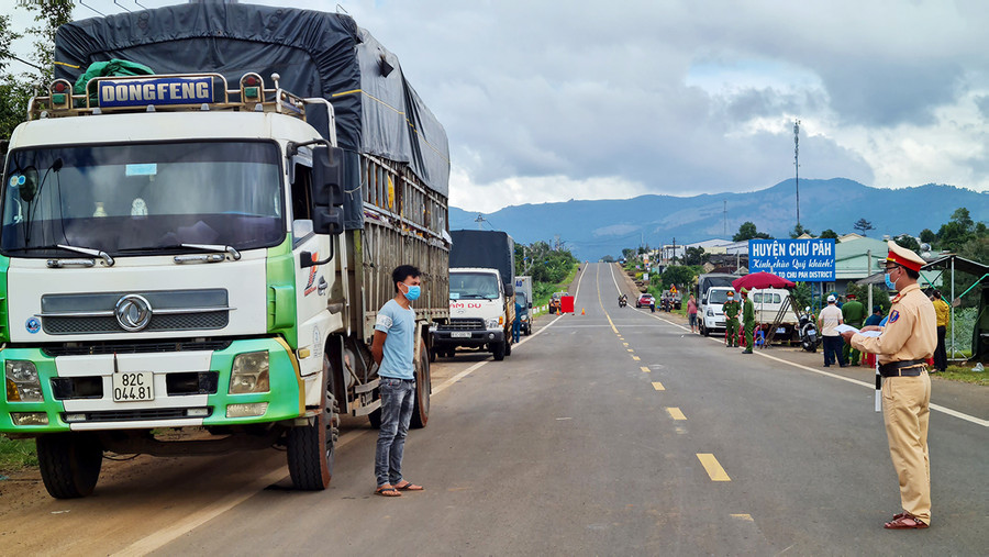 Lực lượng Cảnh sát Giao thông Công an TP. Pleiku kiểm tra phương tiện vận tải hàng hóa tại chốt kiểm soát phòng-chống dịch cầu số 10 (phường Yên Thế)-giáp ranh giữa TP. Pleiku và huyện Chư Păh. Ảnh: Bá Bính Lực lượng CSGT-TT Công an TP. Pleiku kiểm tra phương tiện vận tải hàng hóa tại chốt kiểm soát dịch cầu số 10 (phường Yên Thế) - giáp ranh giữa TP. Pleiku và huyện Chư Păh. Ảnh: Bá Bính