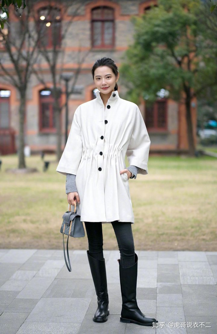 Với những kiểu áo khoác có dây rút hoặc thắt lưng sẽ tôn vòng eo cho phái đẹp và đạt được hiệu ứng hack dáng cao ráo nhờ mix cùng boots cao cổ và quần bó tạo cảm giác thanh mảnh thon thả.