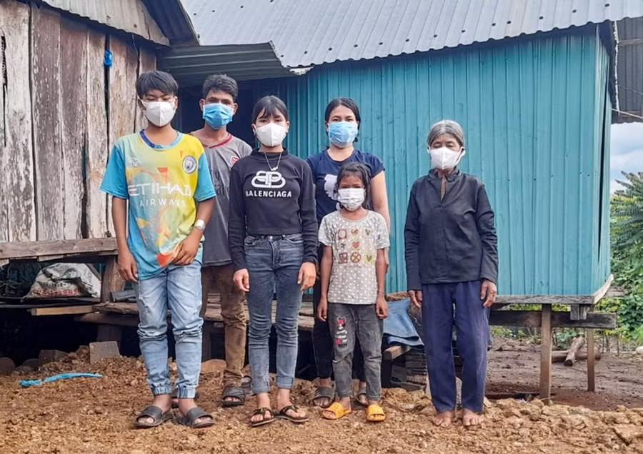  Em Hmu (bìa trái) cùng gia đình. Ảnh: Lê Đại