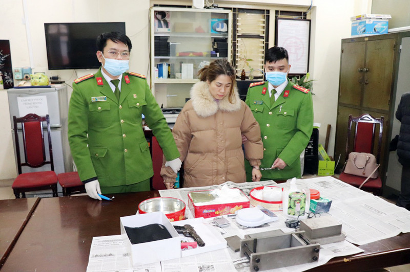 Đối tượng Trang và tang vật của vụ án thời điểm bị bắt giữ. Đối tượng Trang và tang vật của vụ án thời điểm bị bắt giữ.