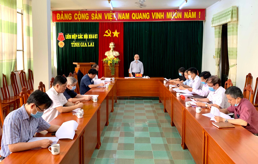 Góp ý hoàn chỉnh dự thảo 2 Nghị quyết về thu hút nguồn lực đầu tư và phát triển kết cầu hạ tầng tỉnh đến năm 2030. Ảnh: Hà Duy