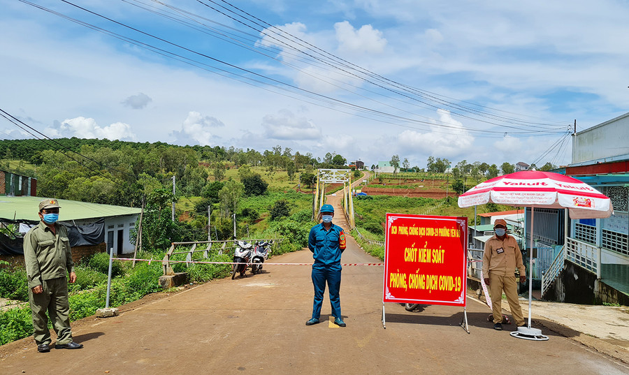 Chốt kiểm soát phòng-chống dịch phường Yên Đổ (đầu cầu treo Phan Đình Phùng, phường Yên Đổ, TP. Pleiku) giáp ranh với huyện Ia Grai. Ảnh: Bá Bính Kiểm soát chốt liên phường Yên Đổ với huyện Ia Grai (đầu cầu treo Phan Đình Phùng, phường Yên Đổ, TP. Pleiku). Ảnh: Bá Bính