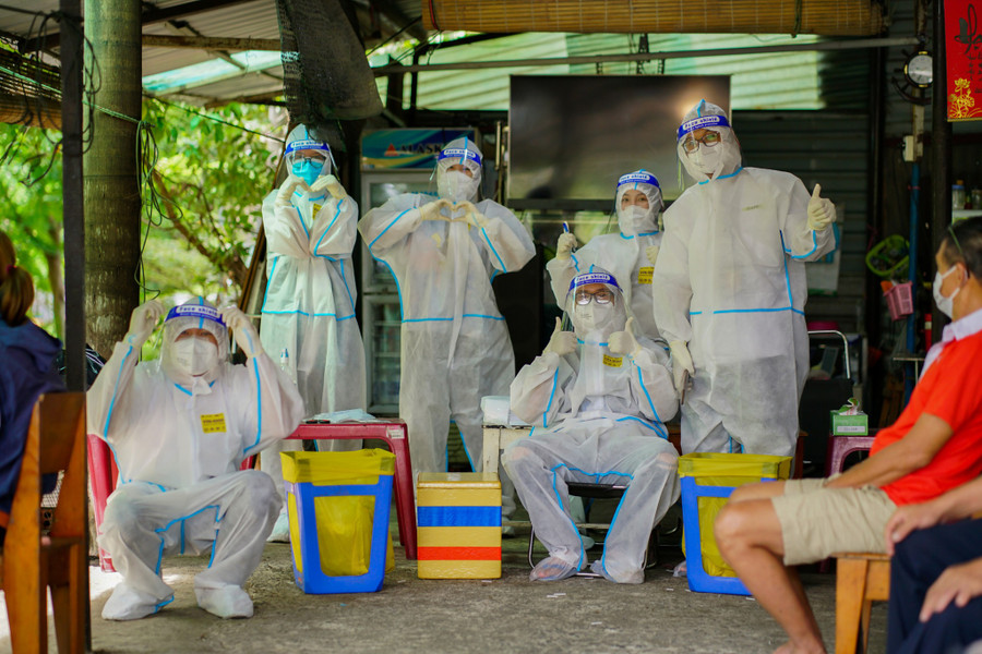 Thiên Trang cùng đội lấy mẫu tại P.Tăng Nhơn Phú, TP.Thủ Đức (TP.HCM). Ảnh: NVCC