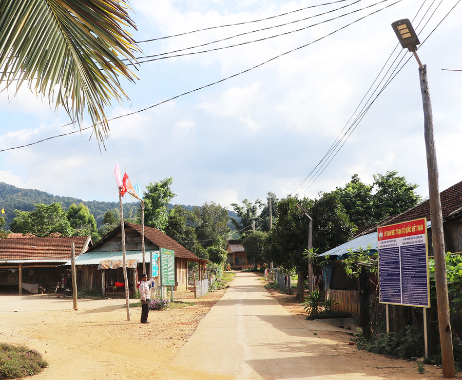 Hệ thống điện năng lượng mặt trời tại làng Kon Lốc 1 (xã Đak Rong, huyện Kbang). Ảnh: Ngọc Minh Hệ thống điện năng lượng mặt trời tại làng Kon Lốc 1 (xã Đak Rong, huyện Kbang). Ảnh: Ngọc Minh