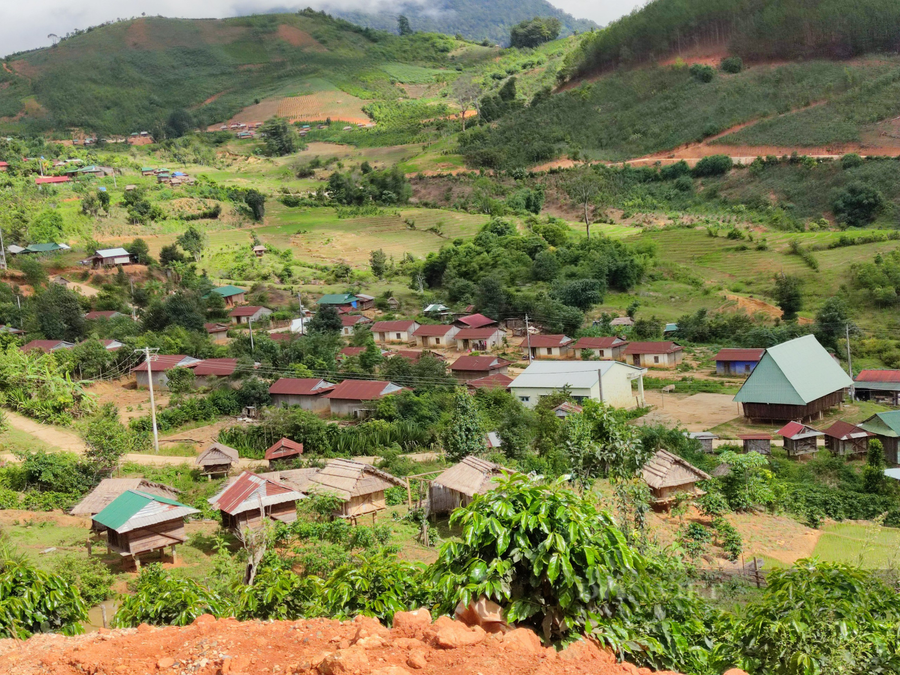 Khu tái định cư trước đó đã bị hư hỏng do sạt lỡ, nên chính quyền đã đưa người dân đến khu tái định cư mới (Ảnh T.H)