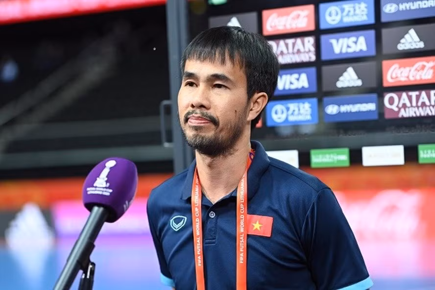 Huấn luyện viên Phạm Minh Giang không may nhiễm COVID-19. Ảnh: VFF