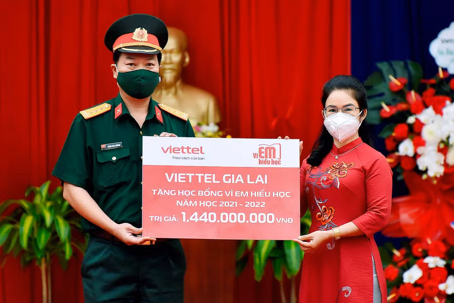Đại diện Viettel Gia Lai trao học bổng “Vì em hiếu học” cho học sinh nghèo vượt khó năm 2021-2022. Ảnh: Đức Thụy