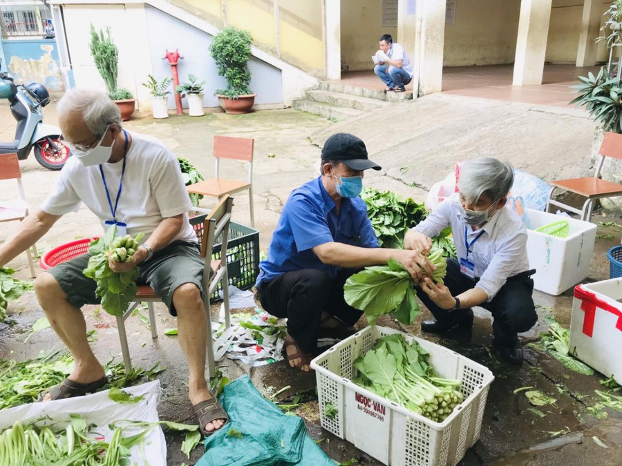 Ông Hoàng Tuấn (bìa phải) cùng các tình nguyện viên chuẩn bị cho 