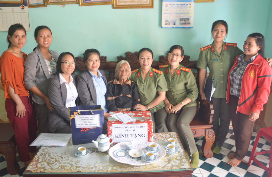 Hội Phụ nữ Công an tỉnh thăm, tặng quà Mẹ Việt Nam Anh hùng Rmah Myor, xã Ia Kênh, TP. Pleiku tháng 7-2020. Ảnh: Lê Ánh