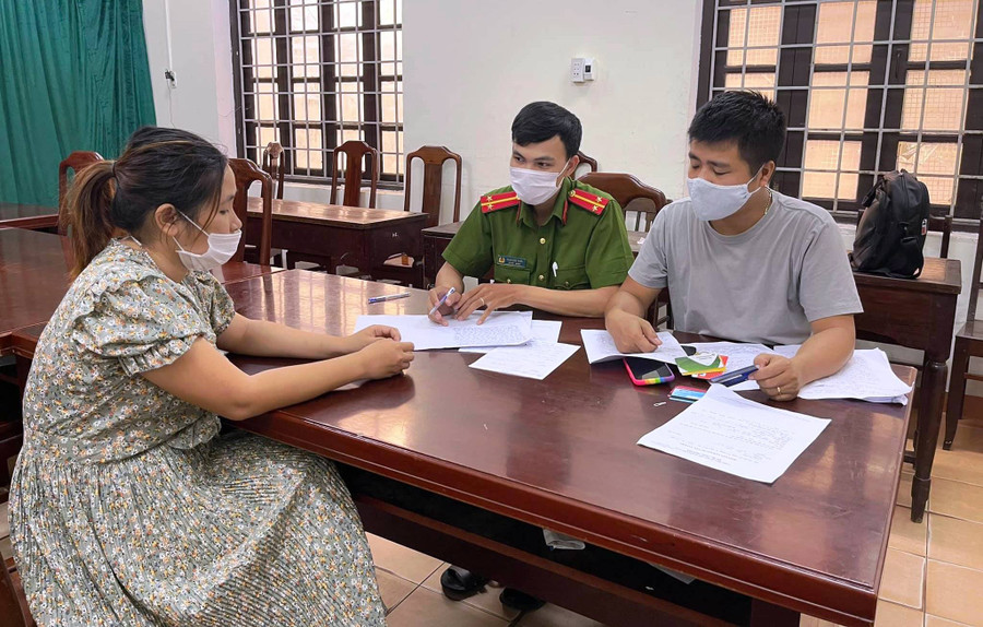 Cơ quan điều tra lấy lời khai Thủy Tiên. Ảnh: C.Q