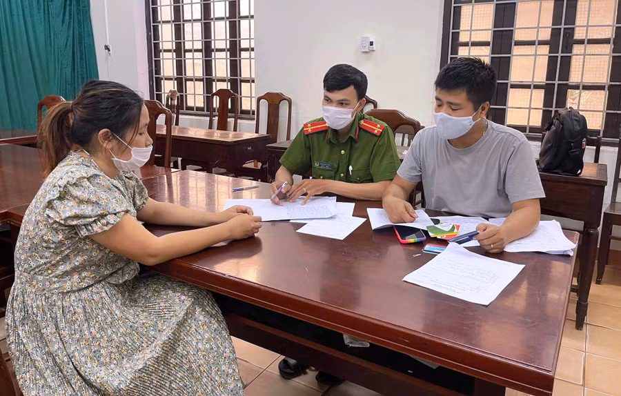 Cơ quan điều tra lấy lời khai Thủy Tiên. Ảnh: C.Q