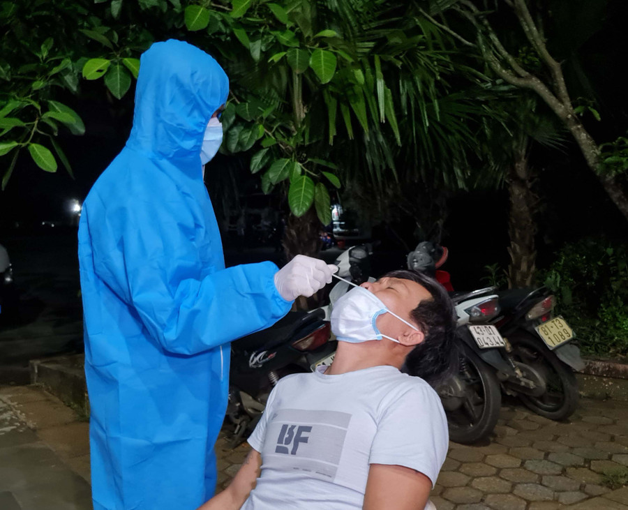 Lấy mẫu xét nghiệm tài xế trong khu vực Bến xe tải Đức Long Gia Lai. Ảnh: Bá Bính