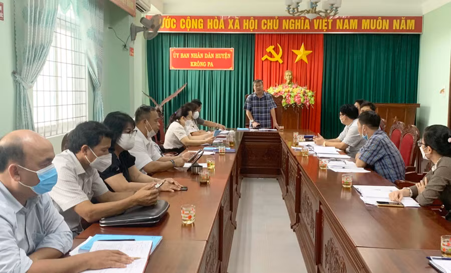 Quang cảnh buổi làm việc của đoàn giám sát Ban Pháp chế HĐND tỉnh tại huyện Krông Pa. Ảnh: Vũ Chi