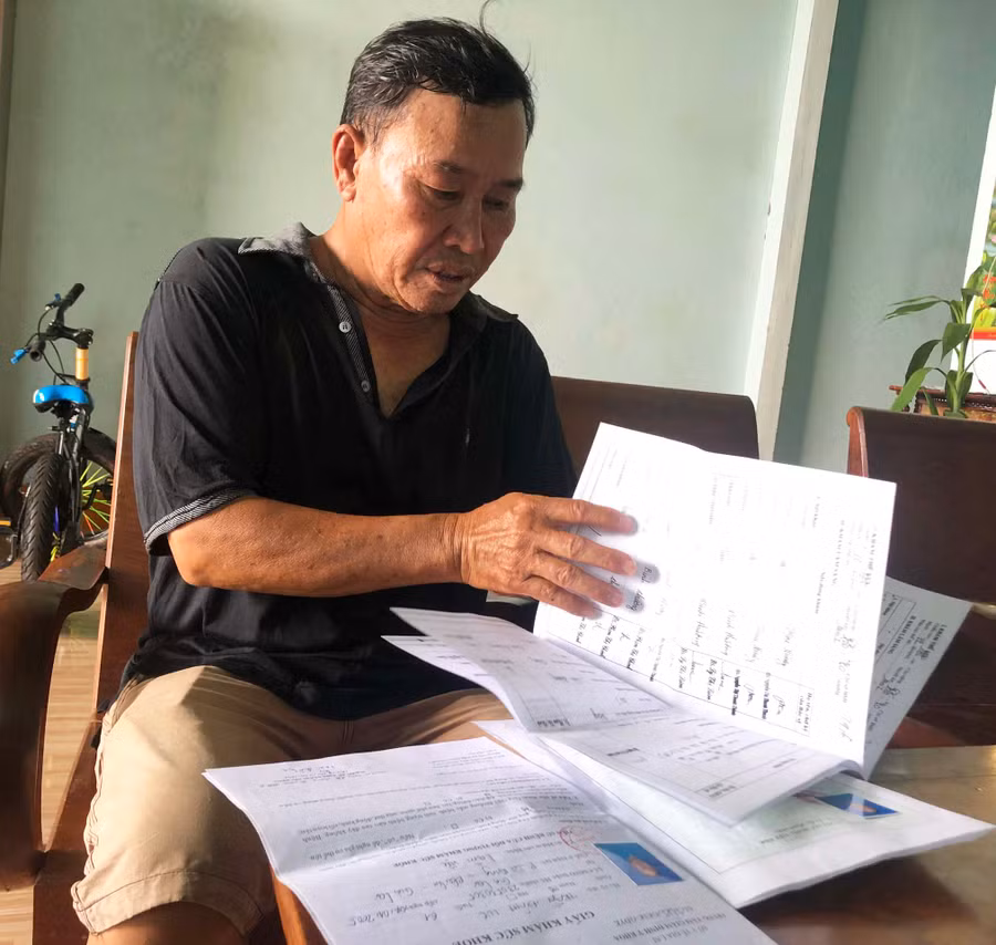 Ông Trần Đình Lục là trường hợp khá may mắn khi tìm được việc làm phù hợp ngay tại quê nhà. Ảnh: Phương Dung