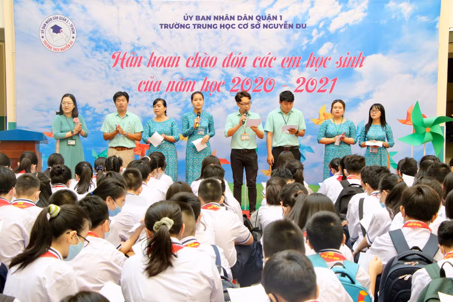 Lễ đón học sinh lớp 6 Trường THCS Nguyễn Du (Q.1, TP.HCM) trong năm học trước - Ảnh: Khả Hòa