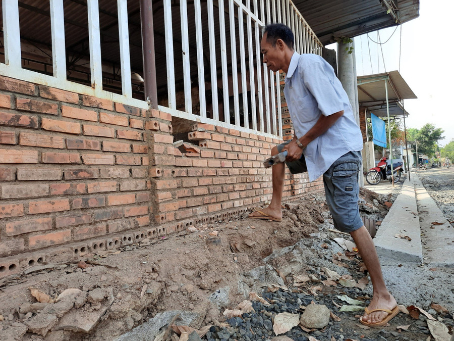 Ông Phan Đình Duyệt (huyện Cư Jút) hiến 65m2 đất mặt tiền, đồng thời đập bỏ quán cà phê thiệt hại hơn 300 triệu đồng để hiến đất mở đường - Ảnh: Hồ Trang.