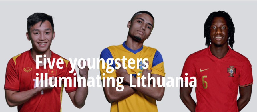 Nguyễn Văn Hiếu (bìa trái) được FIFA đưa vào tốp 5 tài năng trẻ tỏa sáng ở World Cup 2021. Ảnh: FIFA