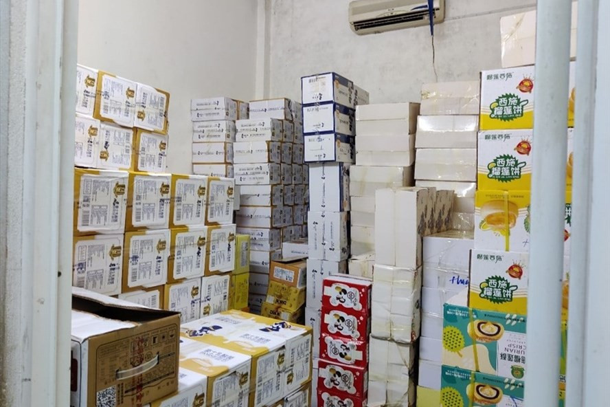 Tạm giữ 43.463 đơn vị sản phẩm bánh kẹo không có hóa đơn, chứng từ. Ảnh: DMS Tạm giữ 43.463 đơn vị sản phẩm bánh kẹo không có hóa đơn, chứng từ. Ảnh: DMS