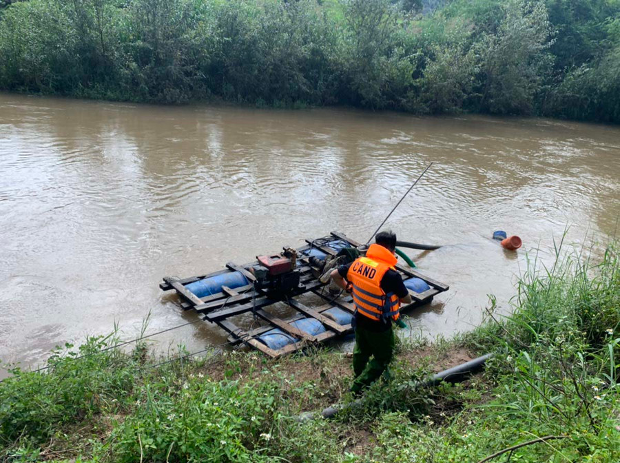 Lực lượng chức năng tiếp tục tìm kiếm nạn nhân còn lại. Ảnh: Lê Anh