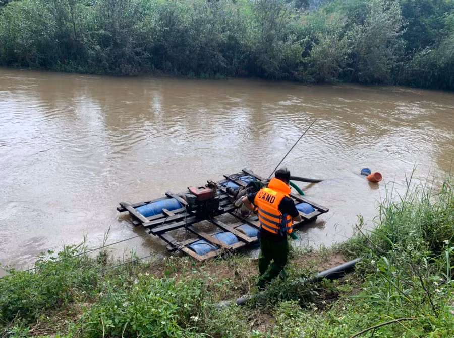 Lực lượng chức năng tiếp tục tìm kiếm nạn nhân còn lại. Ảnh: Lê Anh