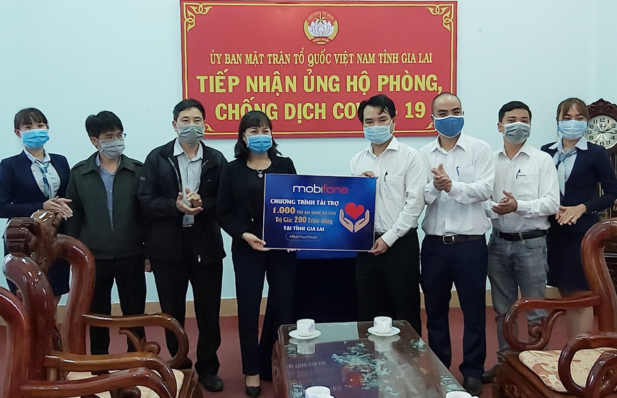 Ông Nguyễn Quang Huấn-Giám đốc Mobifone tỉnh Gia Lai (vị trí thứ 4 từ phải sang) trao 1.000 túi an sinh xã hội cho các hộ nghèo trên địa bàn tỉnh. Ảnh: Ngọc Anh