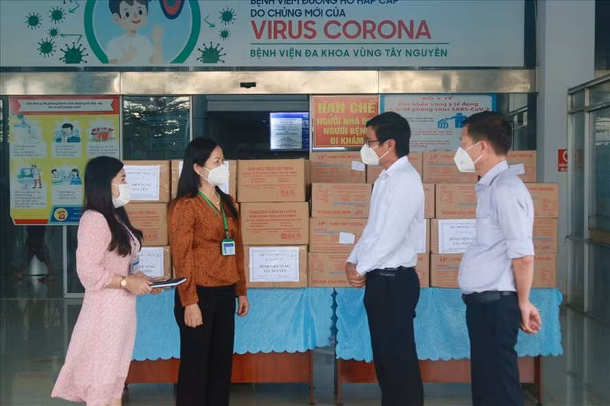 Ông Lê Đức Huy - Tổng Giám đốc Công ty Simexco Đắk Lắk (người đeo kính) trao quà hỗ trợ cho Bệnh viện Đa khoa Vùng Tây Nguyên. Ảnh: Bảo Trung