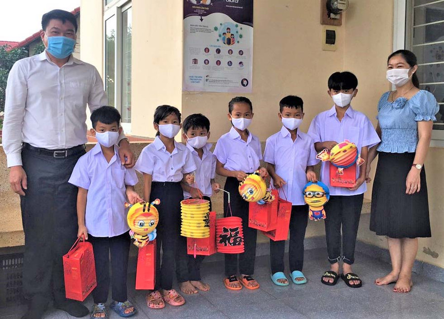 Trung tâm Hoạt động thanh thiếu nhi tỉnh tặng bánh và lồng đèn cho các em nhỏ tại Làng trẻ em SOS Pleiku. Ảnh: Đinh Yến