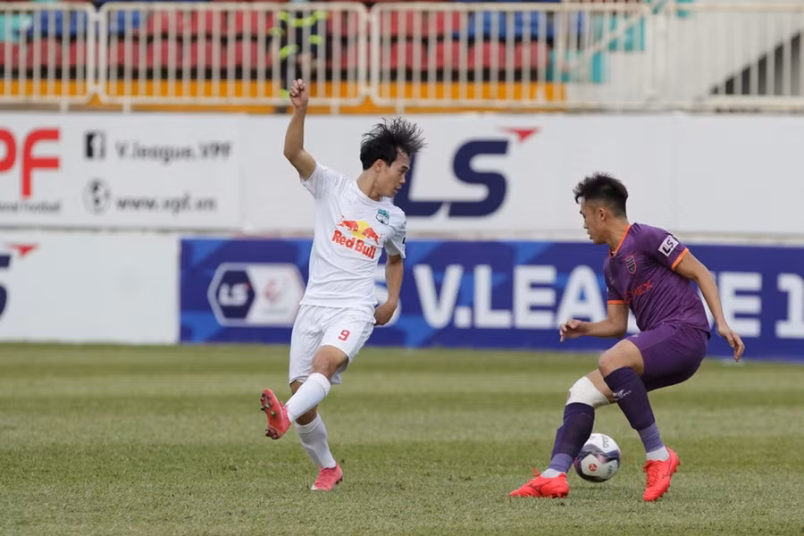 Văn Toàn và đồng đội đã thi đấu rất tốt trong 12 lượt trận của V-League 2021. Ảnh: Minh Trần