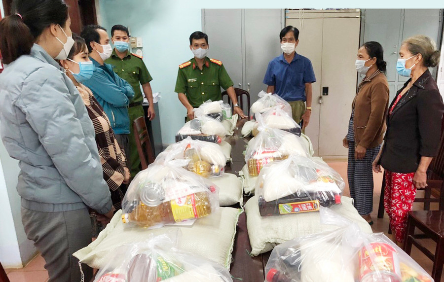 Đại diện 2 đơn vị tặng quà cho các hộ dân gặp khó khăn ở phường Hội Phú, TP. Pleiku. Ảnh: Lê Anh Tặng quà cho các hộ dân gặp khó khăn của phường Hội Phú. Ảnh: Lê Anh