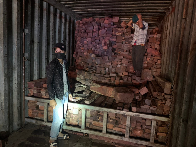 Hàng chục khối gỗ lậu bị lực lượng chức năng bắt giữ. (Ảnh: Đình Tiến) Hàng chục khối gỗ lậu bị lực lượng chức năng bắt giữ. (Ảnh: Đình Tiến)