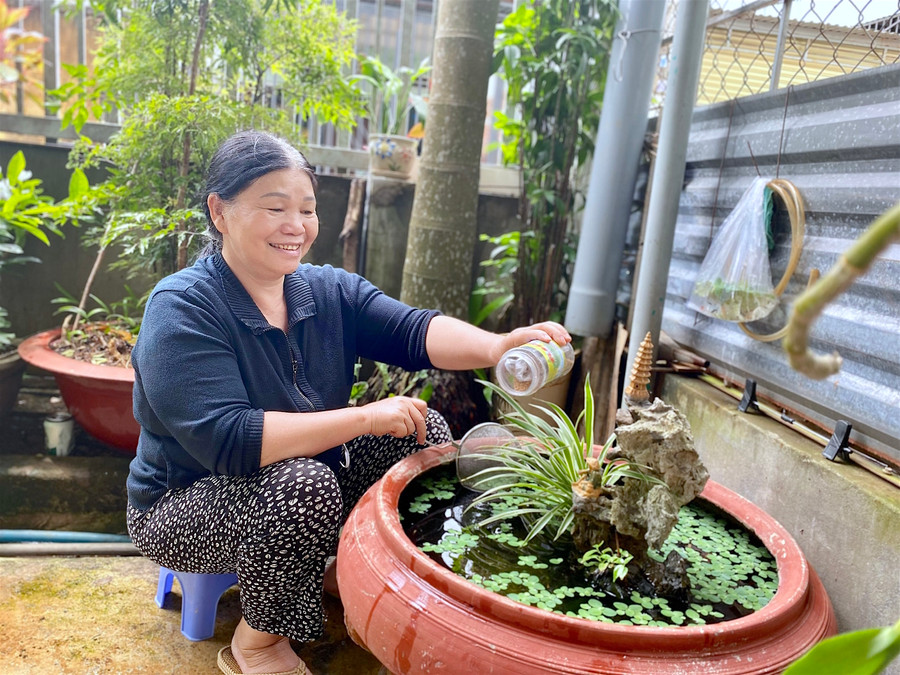 Nhờ được tuyên truyền thường xuyên, bà Nguyễn Thị Hoa (tổ 4, phường Phù Đổng) đỡ hoang mang và nắm bắt tốt hơn các quy định về phòng-chống dịch. Ảnh: Mộc Trà