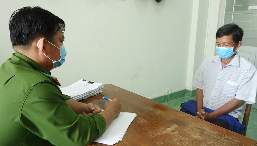  Công an làm việc với Phan Ngọc Phương. Ảnh: Công an cung cấp