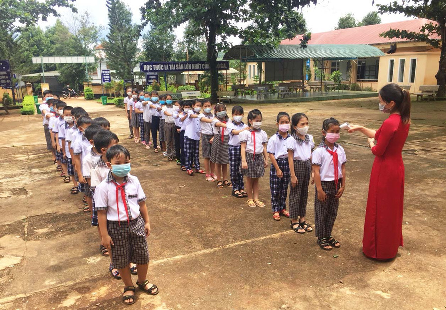 Sở GD-ĐT yêu cầu các cơ sở giáo dục khác trong tỉnh chấp hành nghiêm biện pháp phòng-chống dịch khi đến trường. Ảnh: Mộc Trà