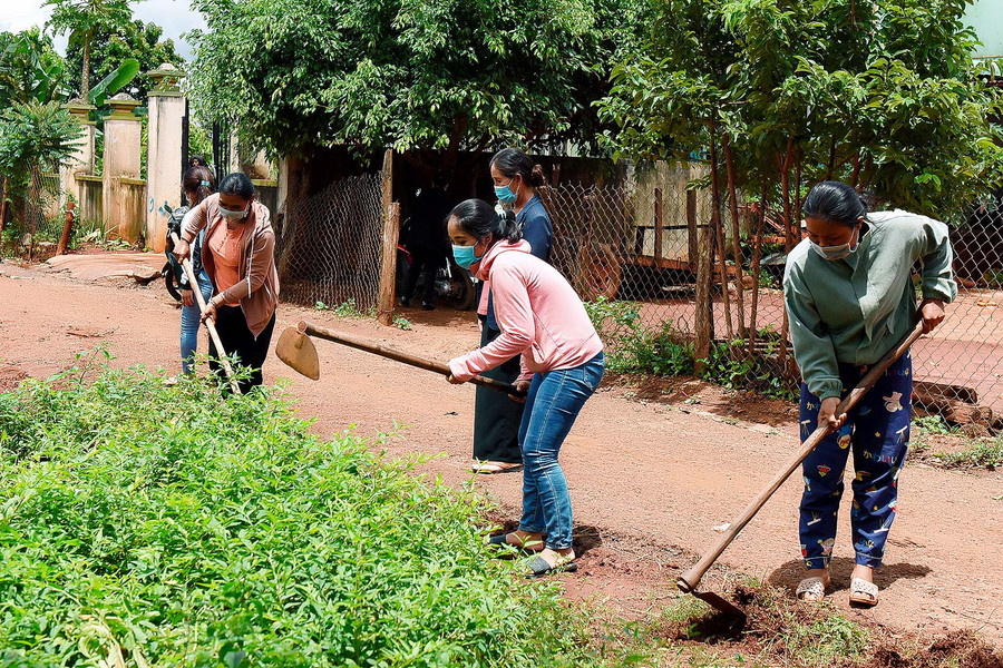 8. Các cấp Hội Phụ nữ huyện Chư Pưh thường xuyên tuyên truyền nâng cao ý thức bảo vệ môi trường cho hội viên, phụ nữ thông qua việc tổ chức các hoạt động dọn vệ sinh đường làng ngõ xóm.