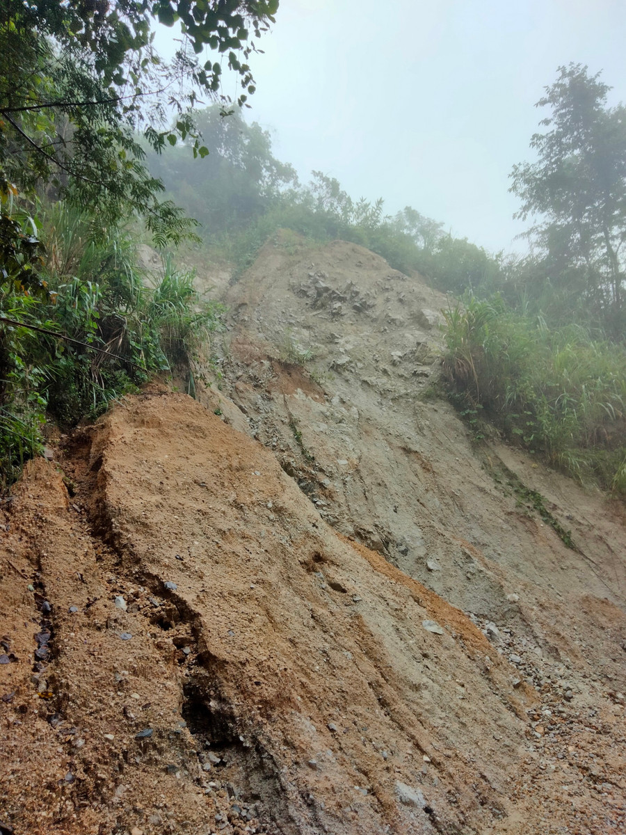 Đường vào nhà máy thủy điện Đăk Pô Ne bị sạt lở. Ảnh: QĐ