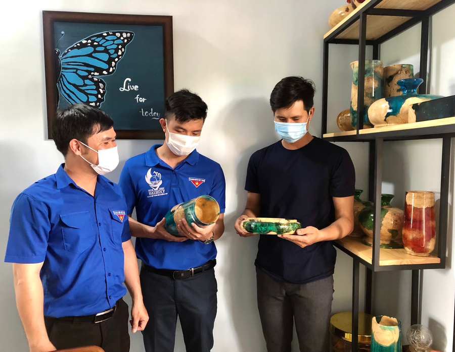 Anh Nguyễn Quyết Thắng (bìa phải) giới thiệu sản phẩm được làm từ gốc cà phê với đoàn viên, thanh niên. Ảnh: Thủy Bình Anh Nguyễn Quyết Thắng (bìa phải) giới thiệu sản phẩm được làm từ gốc cà phê với đoàn viên, thanh niên. Ảnh: Thủy Bình