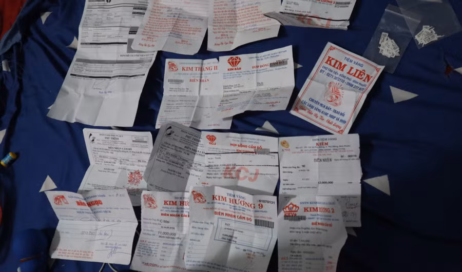 Hơn 350 giấy tờ, hợp đồng cầm cố tài sản được tìm thấy tại căn nhà nơi Nhung thuê ở. Ảnh: Hoàng Giáp