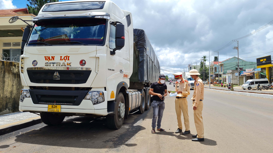 Lực lượng Cảnh sát Giao thông công an TP.Pleiku kiểm tra giấy tờ xe của tài xế Phạm Trung Tín. Ảnh: Bá Bính