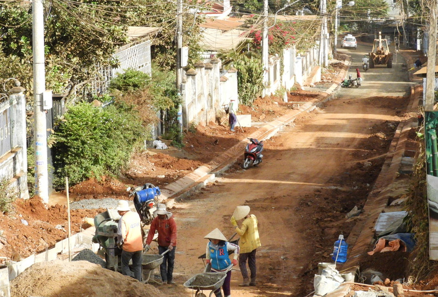Thi công làm đường giao thông trên địa bàn TP. Pleiku. Ảnh: Thanh Nhật Thi công làm đường giao thông tại các phường của TP. Pleiku. Ảnh: Thanh Nhật