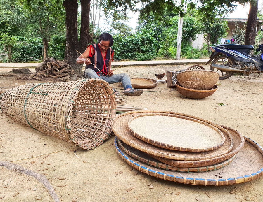 Già A Up xem đan lát là niềm vui. Ảnh: HT Già A Up xem đan lát là niềm vui. Ảnh: HT