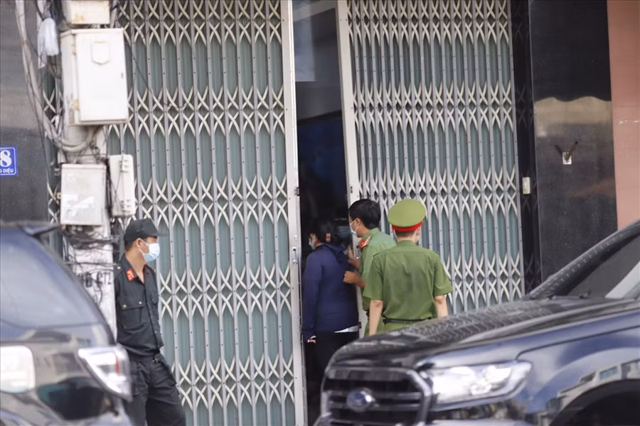 Cơ quan chức năng tỉnh Khánh Hoà thực hiện khám xét tại nhà riêng ông Lê Văn Dẽ. Ảnh: Hữu Long 