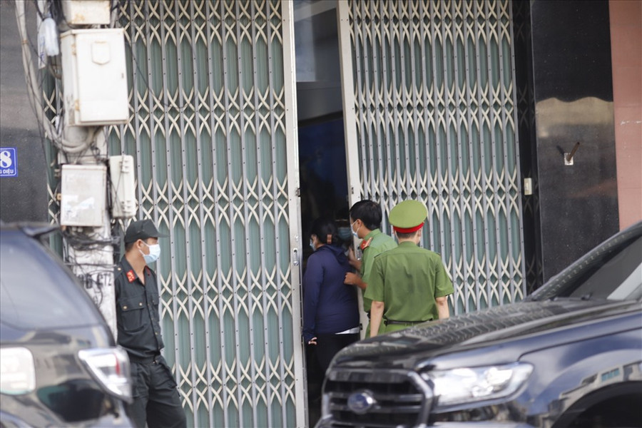 Cơ quan chức năng tỉnh Khánh Hoà thực hiện khám xét tại nhà riêng ông Lê Văn Dẽ. Ảnh: Hữu Long 