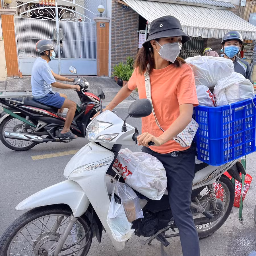 Hết đi khuân vác, hoa hậu còn 