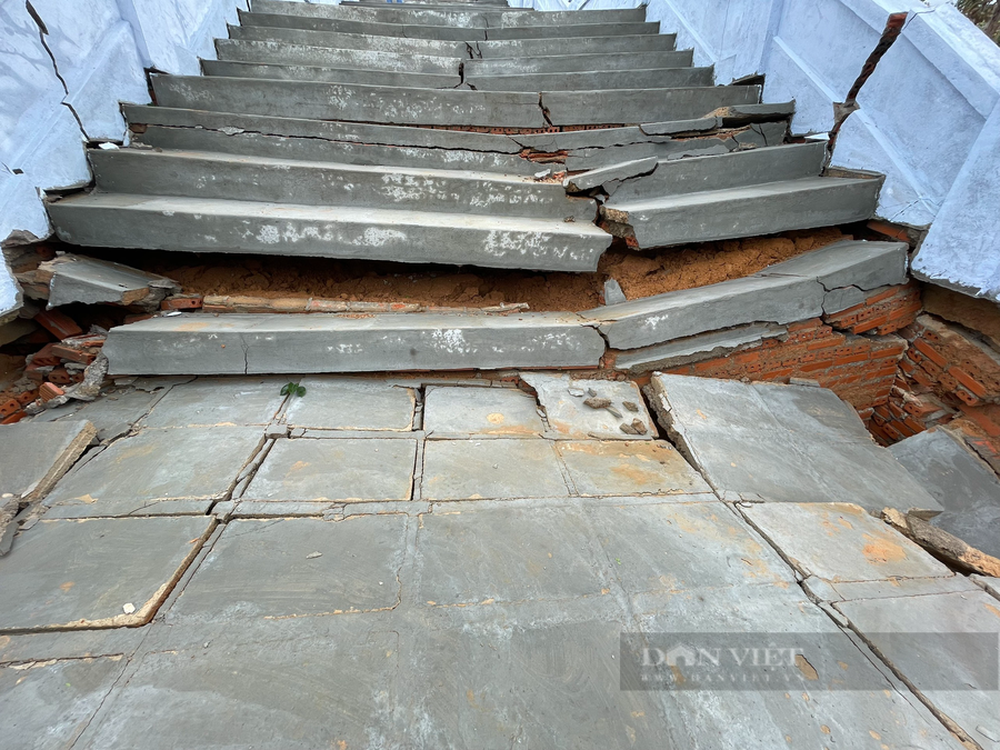 Những bậc thang bị sụt lún nghiêm trọng, nứt toác thấy rõ được phía trong không hề có sắt thép gia cố