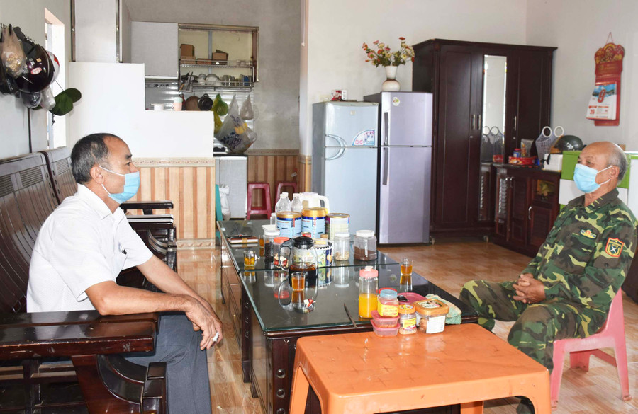 Ông Hoàng Văn Kiểm (bìa trái; Trưởng thôn 3, xã Diên Phú, TP. Pleiku) trao đổi với người dân về công tác phòng-chống dịch. Ảnh: Trần Dung