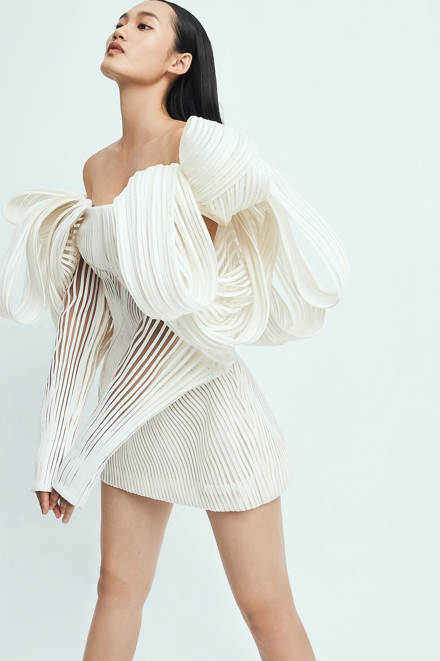 Những trang phục được sáng tạo bởi nhà thiết kế Công Trí luôn gây ấn tượng với kiểu dáng độc đáo, hút mắt và cách xử lý chất liệu tinh tế, kỳ công. Ảnh: VOGUE